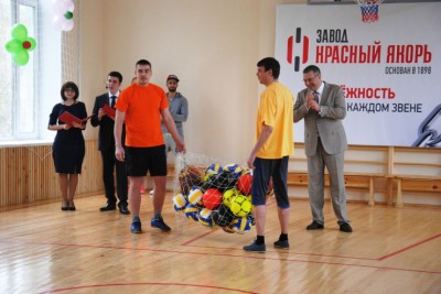Депутат Дмитрий Барыкин открыл в школе №109 обновленный спортивный зал 