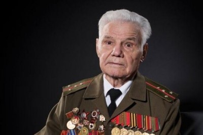 Депутат Дмитрий Барыкин поздравил Почетного ветерана Владимира Герасимова с 90-летием