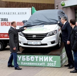 Глава Канавинского района Михаил Шаров и депутат Дмитрий Барыкин представляют главный приз «Субботника по-канавински»